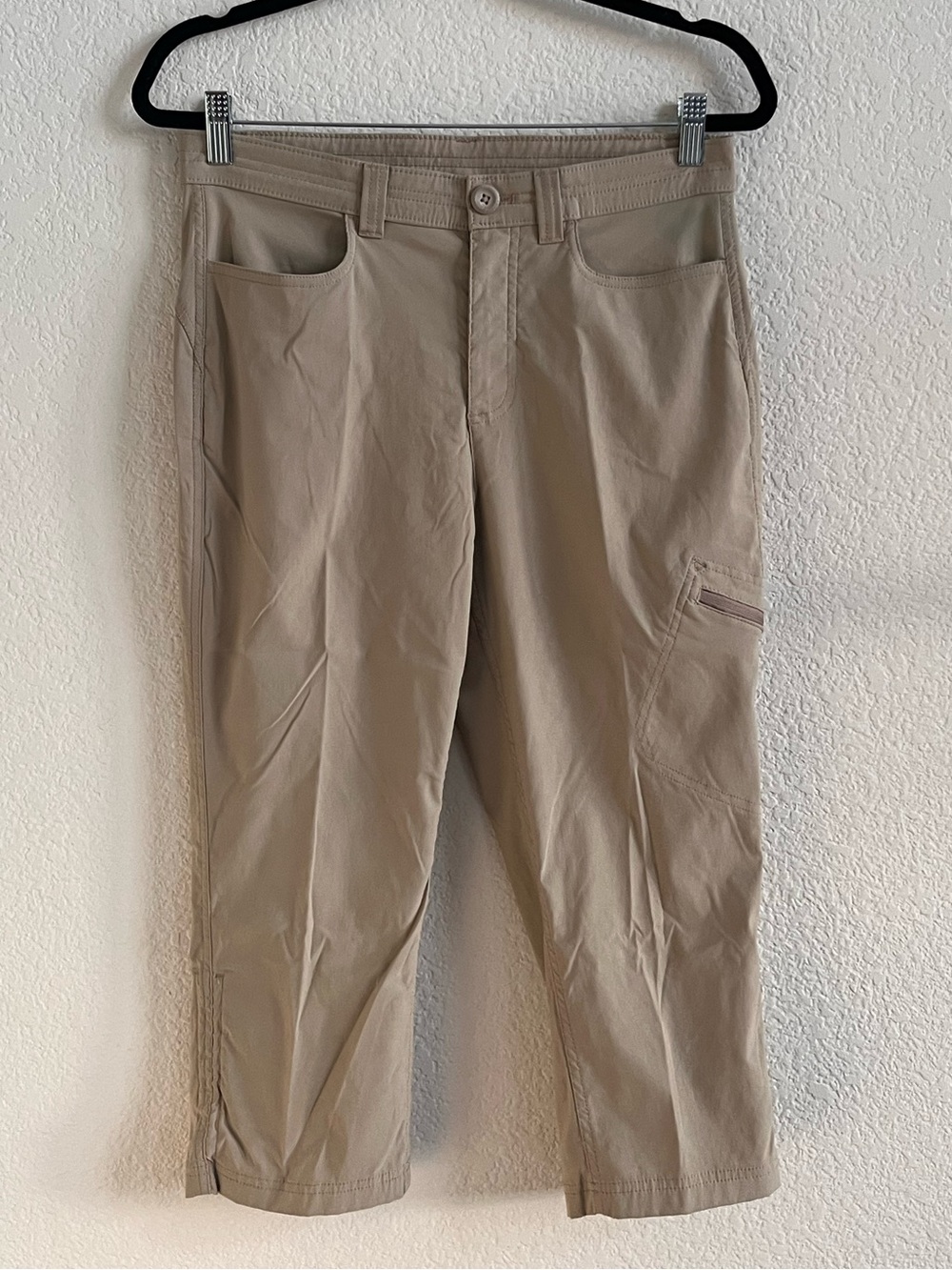 Eddie Bauer Women's Rainier Capris. Tan. Size 8.